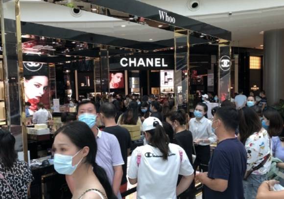 중국 하이난성 시내에 위치한 '싼야국제면세성' 내 화장품 매장 입구에서 중국인 고객들이 줄을 서고 있다. [사진=연합뉴스]