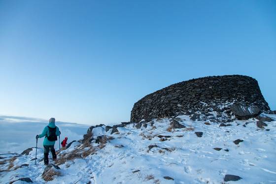 태백산 정상부에는 국가민속문화유산으로 지정된 ‘천제단’이 자리한다. 환웅이 하늘에서 내려와 나라를 세웠다는 고조선 건국신화의 무대다. 지금도 개천절에 나라의 안녕을 비는 ‘천제’가 진행된다.