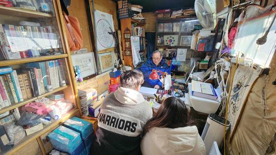 새해 첫날, 강남구의 한 철학원을 찾은 라모(33)씨, 이모(31)씨는 ″내년에 결혼해 날짜 받으러 왔다″며 ″각자 사주와 궁합을 봤는데, 회사가 좀 안정을 찾아 결혼 준비에 힘을 쏟고 싶다″고 했다. 이규림 기자