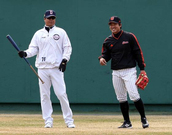 울산 웨일즈 초대 감독을 맡은 장원진(왼쪽) 전 두산 코치. 중앙포토