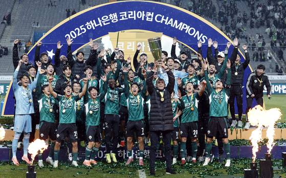 2025시즌 우승 트로피를 든 전북 선수들. 뉴스1