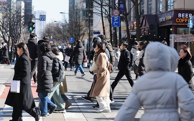 서울 무교동 일대에서 점심식사를 마친 직장인들이 발걸음을 옮기고 있다. 25.2.13 /사진=한경 이솔 기자
