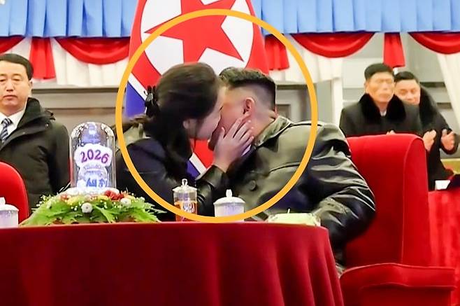 전날 밤부터 평양 5월1일경기장에서 열린 2026년 신년경축공연에서 새해 카운트다운이 끝나자 김정은 북한 국무위원장의 딸 주애가 김 위원장 볼에 입을 맞추고 있다. /사진=조선중앙TV 화면