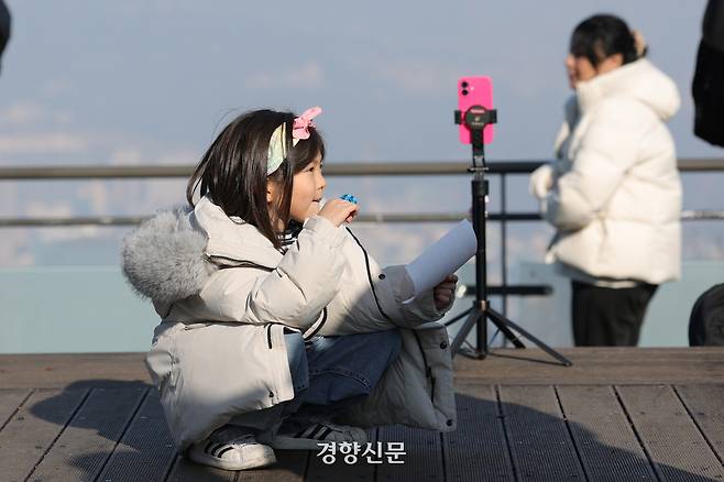 절기상 대설이지만 포근한 날씨를 보인 지난달 7일 서울 중구 남산공원에서 본 하늘이 미세먼지로 뿌옇다. 정효진 기자