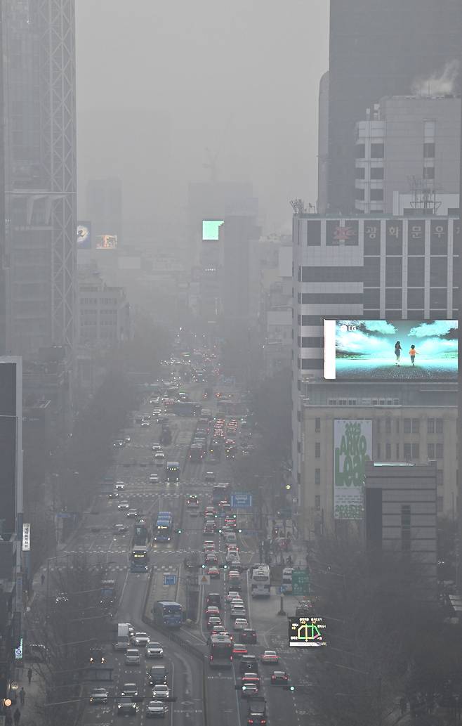 The view of central Seoul is blurred by pollution on Dec. 17, 2025. (Im Se-jun/ The Korea Herald)