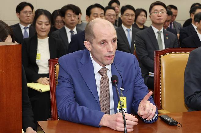 Harold Rogers, interim CEO of Coupang, answers questions from lawmakers during a hearing on the e-commerce giant's massive data leak and other practices at the National Assembly building in western Seoul on Dec. 31, 2025. [YONHAP]