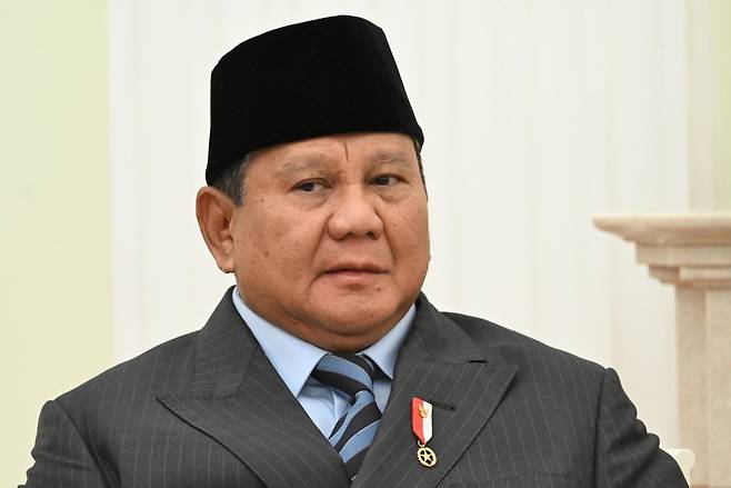 프라보워 수비안토 인도네시아 대통령이 지난달 10일(현지시간) 러시아 모스크바 크렘린궁에서 블라디미르 푸틴 러시아 대통령과 나란히 앉아 있다. 타스연합뉴스