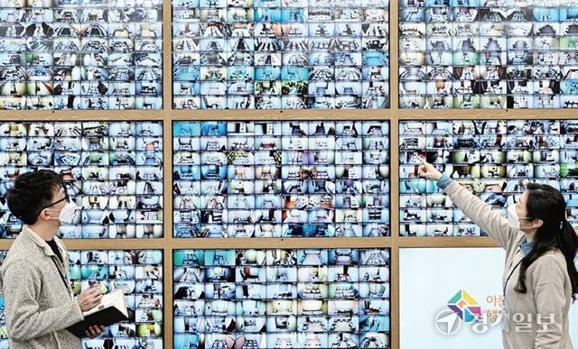 과천시 중앙선거관리위원회 종합상황실 사전투표함 보관장소 폐쇄회로(CC)TV 통합관제센터에서 관계자가 지역 선관위에 보관된 투표함을 실시간 모니터링하고 있다. 경기일보DB
