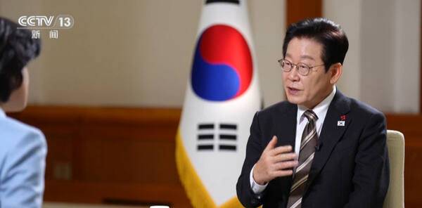 중국 CCTV와 인터뷰 중인 이재명 대통령. 중국 CCTV 방송화면 캡처