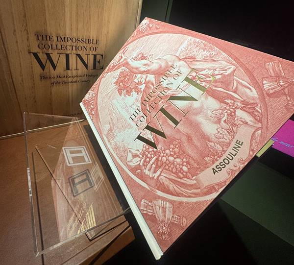 애술린의 <‘The Ultimate Collection of Wine’> 책자.