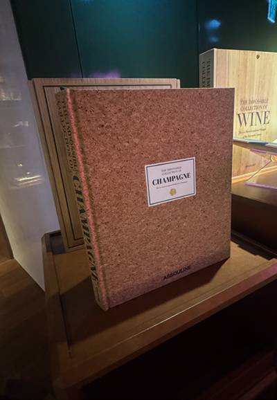 애술린의 <‘The Impossible Collection of Champagne’> 책자