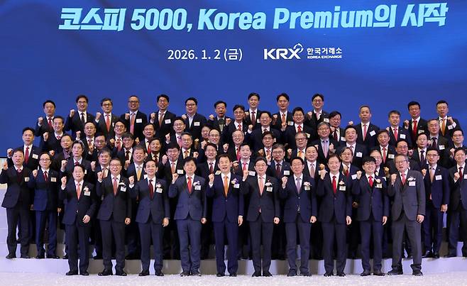 정은보 한국거래소 이사장을 비롯한 참석자들이 2일 서울 영등포구 한국거래소에서 열린 2026년도 증권·파생상품시장 개장식에서 기념 촬영하고 있다. 2026.1.2 [공동취재]