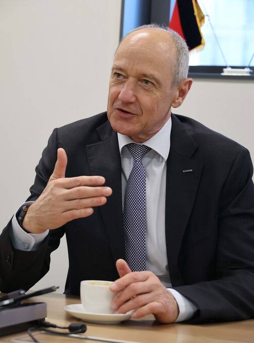 롤랜드 부시 지멘스그룹 회장 겸 최고경영자(CEO)가 최근 한국을 찾아 매일경제와 단독 인터뷰하며 "AI의 혁신성은 기존 시스템에 AI가 기본 인텔리전스로 깊이 내재될 때 비로소 발휘된다"고 강조했다. 한주형 기자