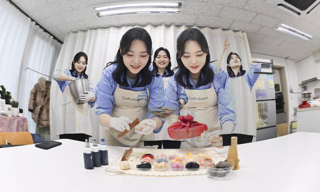 설유진 씨가 서울 용산구 설렌다과 공방에서 분주하게 작업하고 있다.(사진= 다중노출촬영)