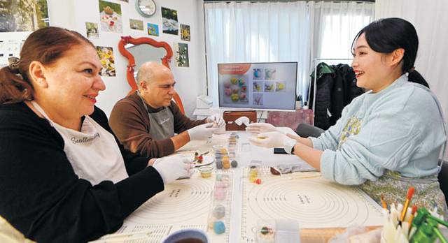 설유진 씨가 서울 용산구 설렌다과 공방에서 이탈리아 관광객을 대상으로 1day 클래스를 운영하고 있다.