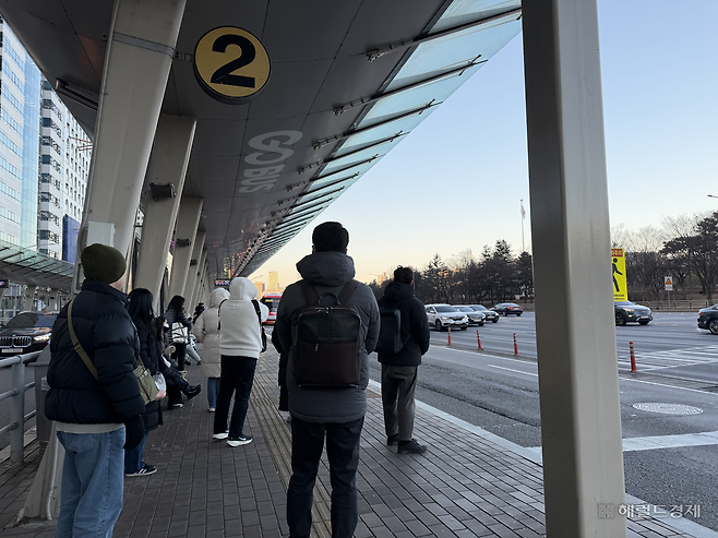 2일 오전 서울 기온이 영하 10도 아래로 떨어진 가운데 여의도 버스환승센터에서 시민들이 버스를 기다리고 있다. 전새날 기자