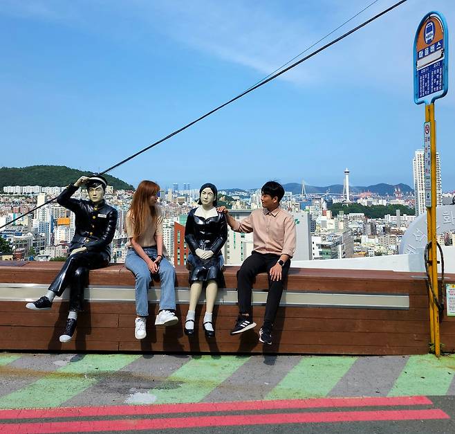 대마도가 코앞에서 육안으로 큼지막하게 보이는 아미동 언덕. 일본인들이 남고고 간 묘지 위에 5년 뒤, 전쟁 피란민들이 집을 지으면서 영령들에게 제사를 지냈다고 한다.