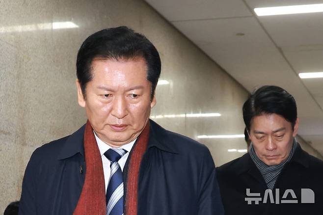 [서울=뉴시스] 고승민 기자 = 정청래 더불어민주당 대표가 1일 서울 여의도 국회에서 긴급 최고위원회의를 하기 위해 당대표실로 향하고 있다. 2026.01.01. kkssmm99@newsis.com