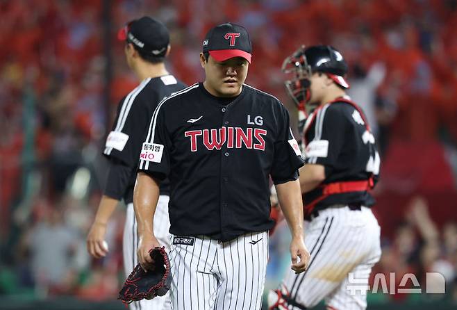 [인천=뉴시스] 황준선 기자 = 17일 인천 미추홀구 SSG랜더스필드에서 열린 2025 KBO리그 LG 트윈스와 SSG 랜더스의 경기, 7회 말 LG 교체 투수 장현식이 교체돼 마운드를 내려오고 있다. 2025.08.17. hwang@newsis.com