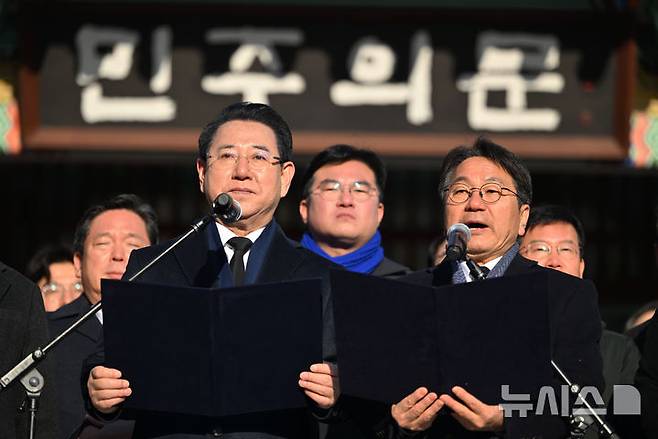 [광주=뉴시스] 이영주 기자 = 강기정(오른쪽) 광주시장과 김영록 전남도지사가 2일 오전 광주 북구 국립5·18민주묘지에서 광주·전남 대통합 추진 공동선언문을 낭독하고 있다. 2026.01.02. leeyj2578@newsis.com