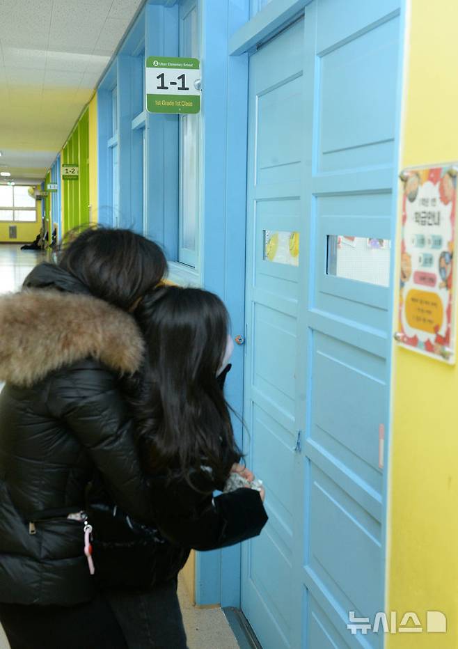 [울산=뉴시스] 배병수 기자 = 2026학년도 초등학교 예비소집일인 2일 울산 중구 울산초등학교에서 입학을 앞둔 예비초등학생이 학부모와 교실을 바라보고 있다.2026.01.02.bbs@newsis.com.