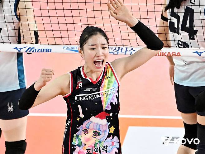 [서울=뉴시스] 여자배구 정관장의 인쿠시(오른쪽)가 19일 대전충무체육관에서 열린 진에어 2025~2026 V-리그 여자부 GS칼텍스와의 경기에서 득점을 낸 뒤 기뻐하고 있다. (사진=KOVO 제공) 2025.12.19.