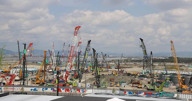 지난해 8월 일본 오사카 IR 공사현장에는 100여대가 넘는 대형 타워크레인이 분주하게 움직이고 있다.(사진=강원랜드 제공)  *재판매 및 DB 금지