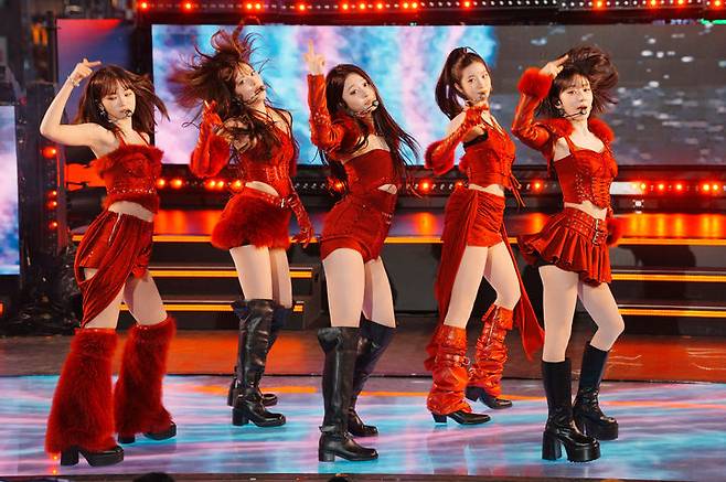 [뉴욕=AP/뉴시스] K팝 걸그룹 르세라핌이 지난해 12월 31일(현지 시간) 미국 뉴욕 타임스퀘어에서 열린 새해맞이 행사에서 공연하고 있다. 2026.01.01.