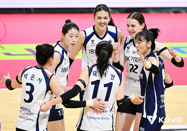[서울=뉴시스] 여자 프로배구 IBK기업은행 선수들이 2일 광주페퍼스타디움에서 열린 진에어 2025~2026 V-리그 여자부 페퍼저축은행과의 경기에서 득점을 올린 뒤 기뻐하고 있다. (사진=KOVO 제공) 2026.01.02.