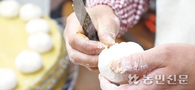 만둣가게 직원이 숙련된 손놀림으로 쫀득한 만두피를 오므린다. 백승철 프리랜서 기자