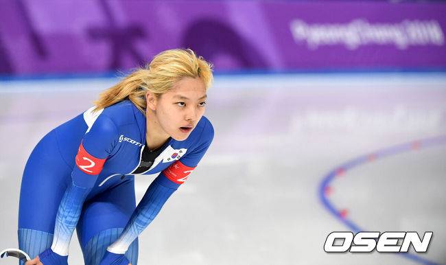 [OSEN=강릉, 민경훈 기자] 19일 오후 강원도 강릉 올림픽파크 스피드 스케이트 경기장에서 '2018 평창동계올림픽' 스피드 스케이팅 여자 팀 추월 준준결승 경기가 열렸다.한국 김보름이 경기를 마친 뒤 숨을 고르고 있다. /rumi@osen.co.kr