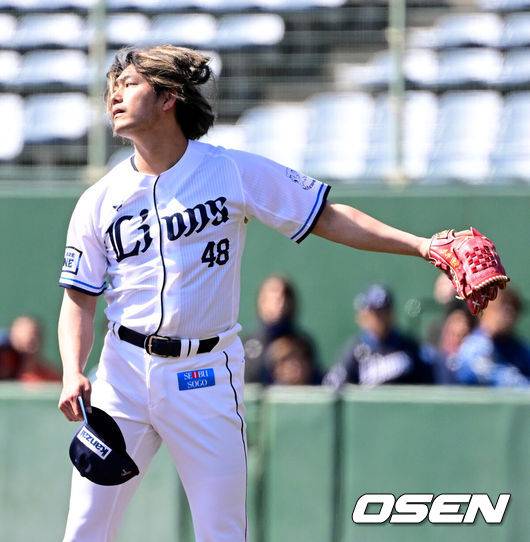 [OSEN=미야자키(일본), 지형준 기자] 프로야구 두산 베어스가 타선 침묵 속 구춘대회 첫 경기서 승리를 신고하지 못했다.&nbsp;이승엽 감독이 이끄는 두산 베어스는 26일 일본 미야자키 산마린 스타디움에서 열린 일본프로야구 세이부 라이온스와의 구춘대회 첫 경기에서 1-3으로 패했다. 두산은 이날 야구사랑으로 유명한 박정원 구단주가 직접 경기장을 방문해 선수들을 격려했다.세이부 이마이 타츠야가 투구를 준비하고 있다. 2025.02.26 /jpnews@osen.co.kr