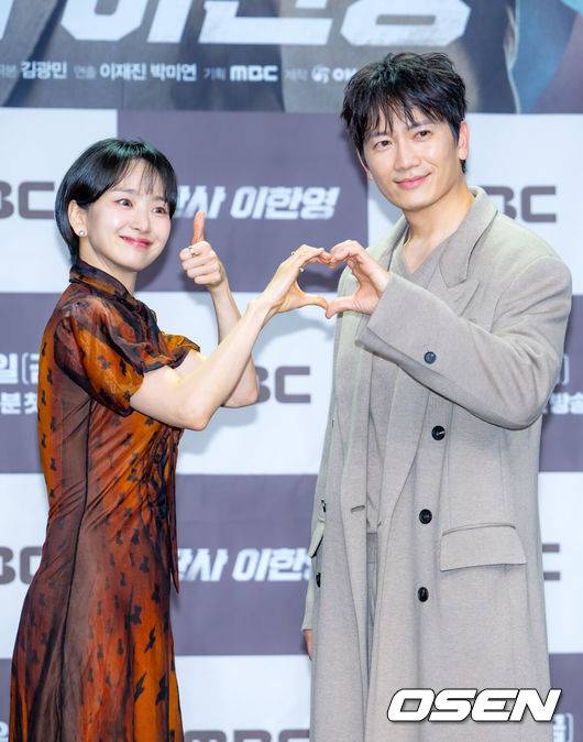 [OSEN=민경훈 기자] 2일 오후 서울 마포구 상암동 MBC 골든마우스홀에서 MBC 새 금토드라마 ‘판사 이한영’ 제작발표회가 열렸다.MBC 새 금토드라마 ‘판사 이한영’(기획 장재훈, 극본 김광민, 연출 이재진, 박미연)은 거대 로펌의 노예로 살다가 10년 전으로 회귀한 적폐 판사 이한영이 새로운 선택으로 거악을 응징하는 정의 구현 회귀 드라마다. 배우 원진아와 지성이 포즈를 취하고 있다. 2026.01.02 / rumi@osen.co.kr