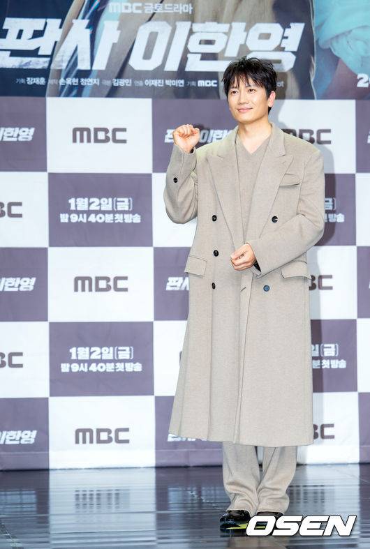 [OSEN=민경훈 기자] 2일 오후 서울 마포구 상암동 MBC 골든마우스홀에서 MBC 새 금토드라마 ‘판사 이한영’ 제작발표회가 열렸다.MBC 새 금토드라마 ‘판사 이한영’(기획 장재훈, 극본 김광민, 연출 이재진, 박미연)은 거대 로펌의 노예로 살다가 10년 전으로 회귀한 적폐 판사 이한영이 새로운 선택으로 거악을 응징하는 정의 구현 회귀 드라마다. 배우 지성이 포즈를 취하고 있다. 2026.01.02 / rumi@osen.co.kr