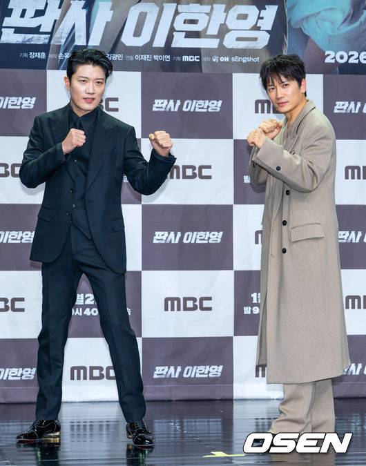 [OSEN=민경훈 기자] 2일 오후 서울 마포구 상암동 MBC 골든마우스홀에서 MBC 새 금토드라마 ‘판사 이한영’ 제작발표회가 열렸다.MBC 새 금토드라마 ‘판사 이한영’(기획 장재훈, 극본 김광민, 연출 이재진, 박미연)은 거대 로펌의 노예로 살다가 10년 전으로 회귀한 적폐 판사 이한영이 새로운 선택으로 거악을 응징하는 정의 구현 회귀 드라마다. 배우 박희순과 지성이 포즈를 취하고 있다. 2026.01.02 / rumi@osen.co.kr