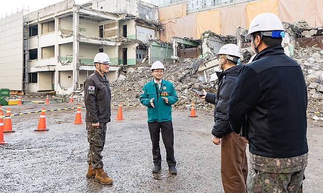 최호권 영등포구청장(왼쪽 두 번째)이 지난달 19일 서울 영등포구 신길동에 위치한 메낙골공원 부지를 점검하고 있다. 영등포구 제공