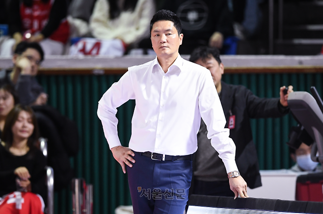 전희철 서울 SK 감독이 1일 서울 잠실학생체육관에서 열린 2025~26 프로농구 SK와 안양 정관장의 경기를 심각하게 지켜보고 있다. KBL 제공