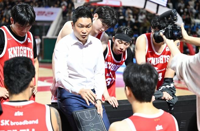 선수들에 작전 지시를 하는 전희철 SK 감독. KBL 제공