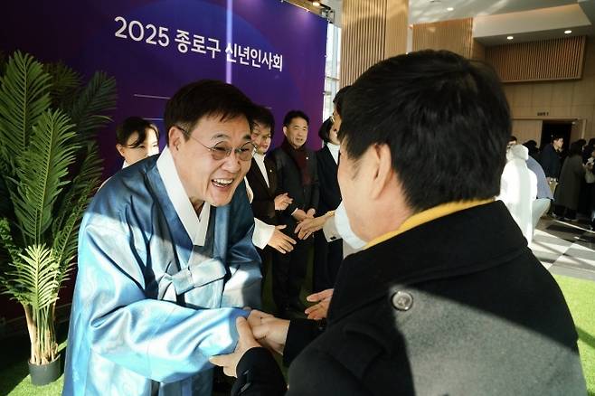 2025 종로구 신년인사회 - 정문헌(앞줄 왼쪽) 서울 종로구청장이 2025년 종로구 신년인사회에서 덕담을 나누고 있다.  종로구 제공