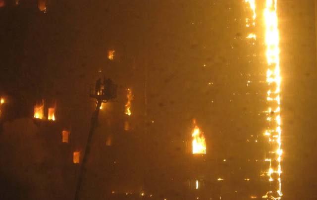 2011년 2월 3일 중국 랴오닝성 선양에서 춘제를 맞아 호텔 앞 도로에서 터뜨린 폭죽의 불똥이 호텔 외벽에 설치된 현수막에 옮겨 붙어 발생한 화재로 호텔 전체가 불길에 휩싸여 있다. 연합뉴스.