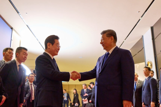 이재명 대통령이 지난해 11월 경북 경주시 소노캄 그랜드볼룸에서 열린 한중 국빈만찬을 마친 후 시진핑 중국 국가주석을 환송하고 있다. 이재명 대통령 SNS