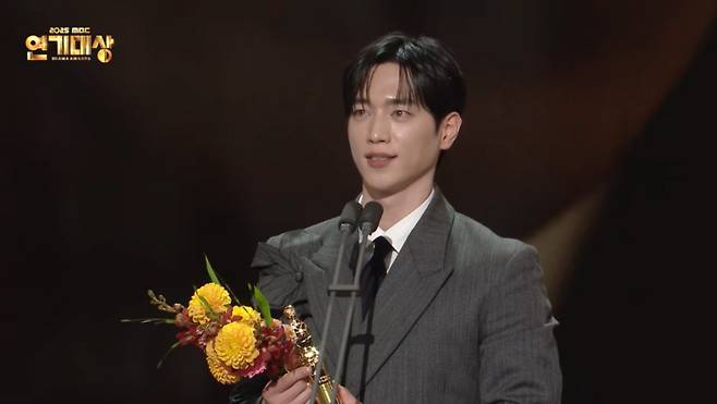 ‘2025 MBC 연기대상’ 대상을 수상한 서강준. 방송 화면
