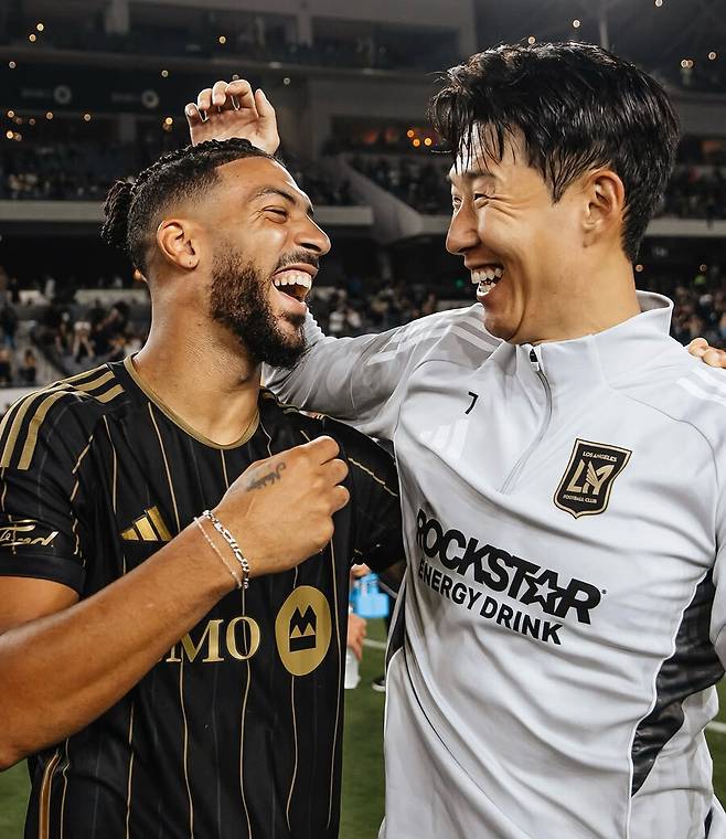 ▲ 손흥민은 LAFC 첫해 팀의 핵심 자원으로 자리잡으면서 월드클래스 기량을 잘 보여줬다. 서부 콘퍼런스 플레이오프 4강전에서 밴쿠버 화이트캡스를 맞아 후반 만회골과 추가시간 극장 동점골을 터뜨리는 원맨쇼를 펼쳐 놀라움을 안겼다. 아쉽게도 승부차기에서 첫 번째 키커로 나서 실축해 고개를 떨궜으나 MLS 레벨 이상의 실력을 증명했다.