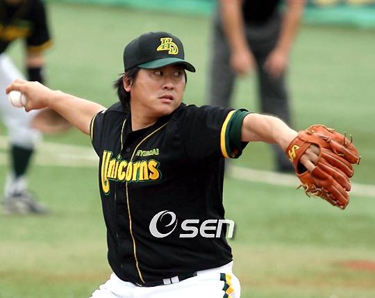 현대 유니콘스 시절 고(故) 전준호의 투구 모습.