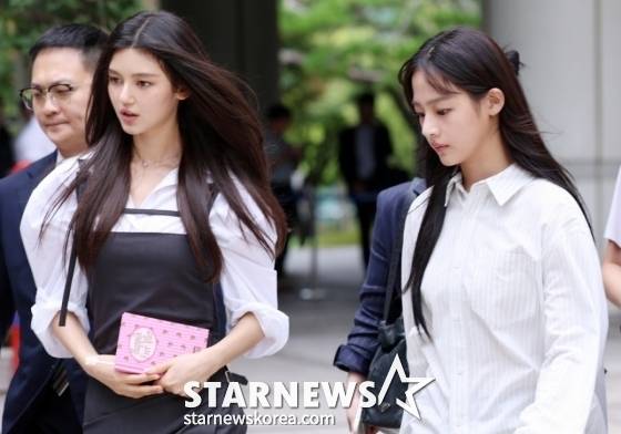 뉴진스 다니엘, 민지가 서울 서초구 서울중앙지방법원에서 열린 전속계약 유효 확인 소송 변론을 마친 뒤 법원을 나서고 있다. /2025.08.14 /사진=김휘선 hwijpg@