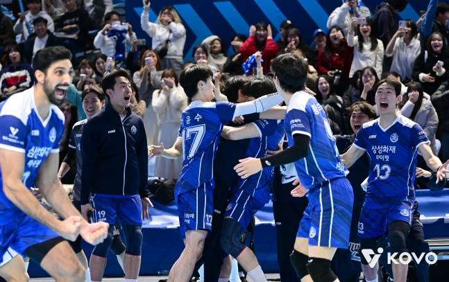 삼성화재 선수들이 시즌 첫 연승을 거두고 함께 기뻐하고 있다. /사진=KOVO 제공