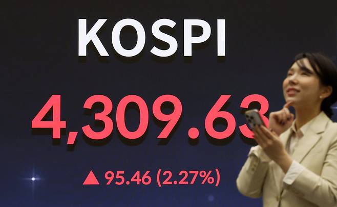 1월 2일 코스피가 종가 기준 사상 최고치인 4309.63에 장을 마감했다. 뉴시스