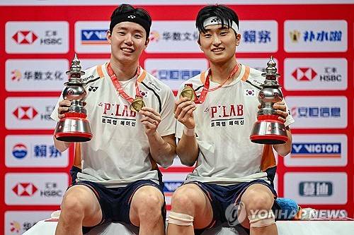 Seung-jae Seo (left) and Won-ho Kim, who set the record for the most wins in a single season in men's badminton doubles in 2025. Photo Yonhap News