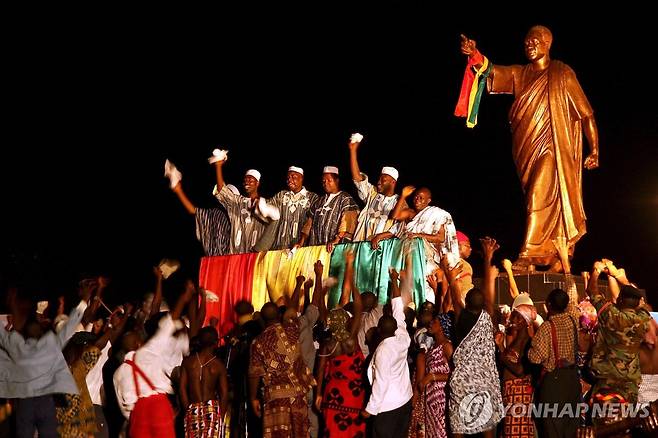2007년 3월 6일 가나 독립 50주년에 은크루마 영묘 앞에서 열린 각국 축하 공연 [EPA 연합뉴스 자료사진. 재판매 및 DB 금지]