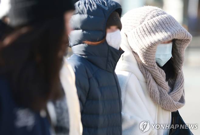 강추위에 꽁꽁 싸맨 시민들 [연합뉴스 자료사진]